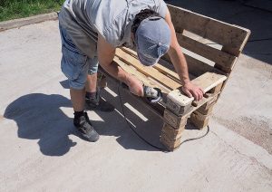 Brúsenie povrchu lavičky z paliet