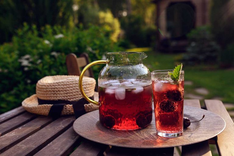 Domáce letné limonády z ovocia a byliniek